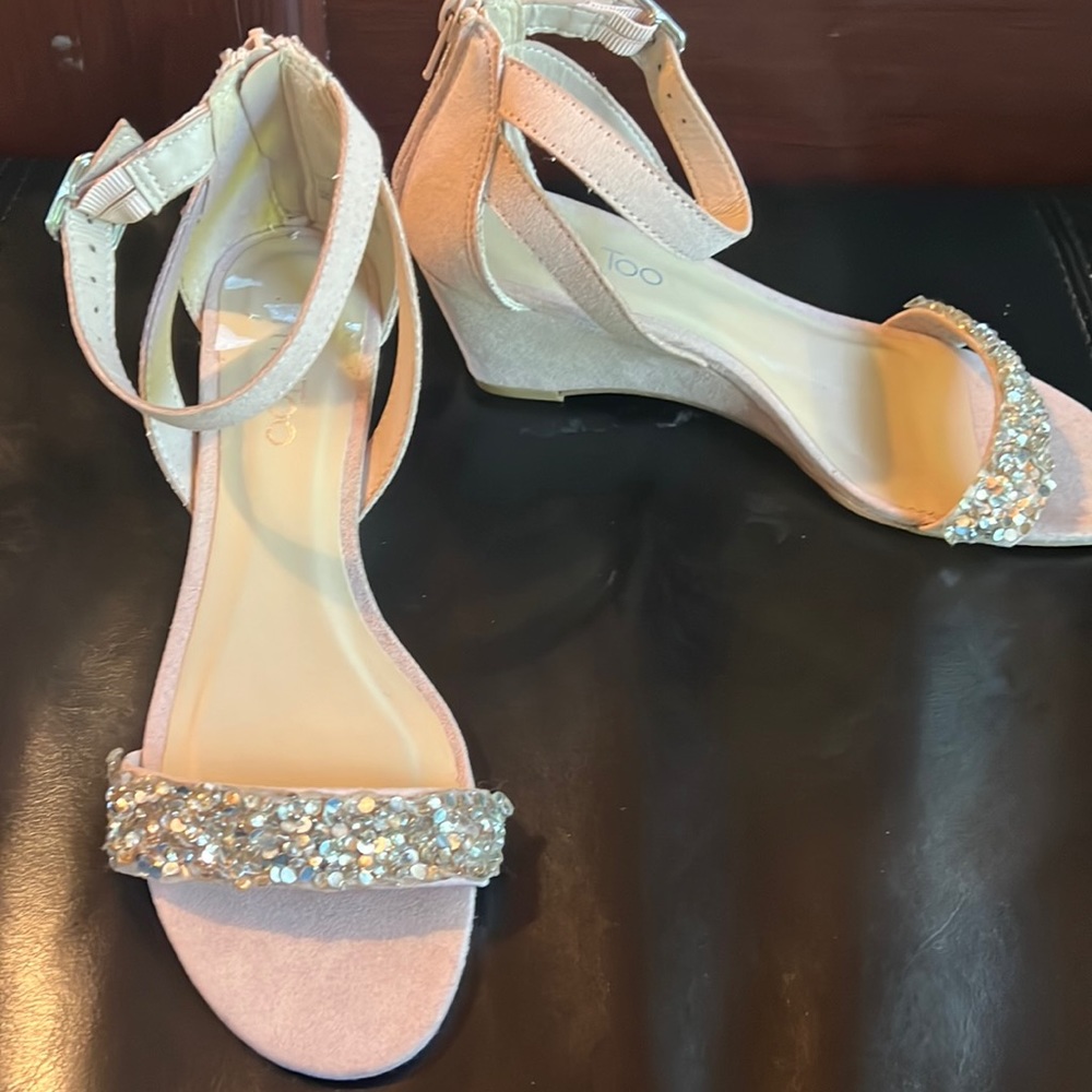 Cute Sandals/ size 7.5/ strap around ankle/ zip up back/never worn